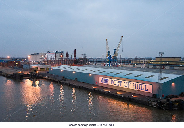 hull-docks-at-dawn-from-the-deck-of-a-po-north-sea-ferry-england-united-b72fm9.jpg