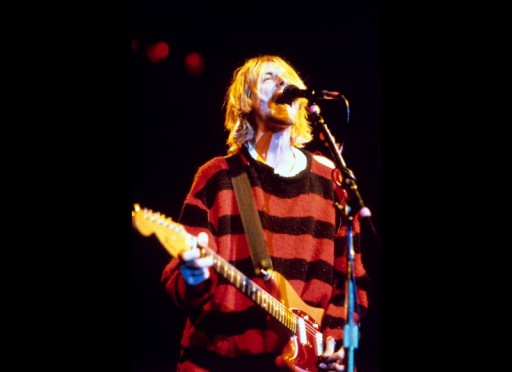 Kurt-Cobain-Style-Photo-Striped-Red-Black-Sweater-800x582.jpg